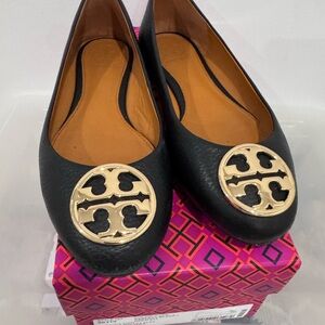 Tory Burch Chelsea Ballet Flat Tumbled Leather Black with Gold Emblem 5